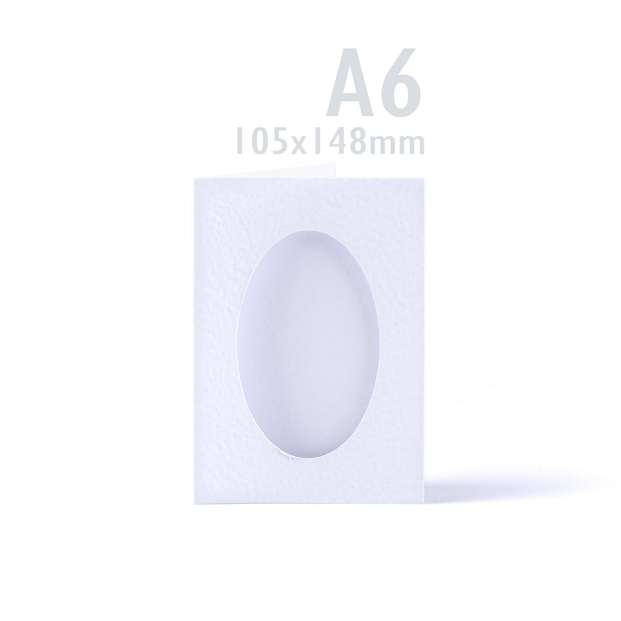 Valkoiset kolmiosaiset kortit, vasaroitu pinta ja ovaali aukko – pakkaus