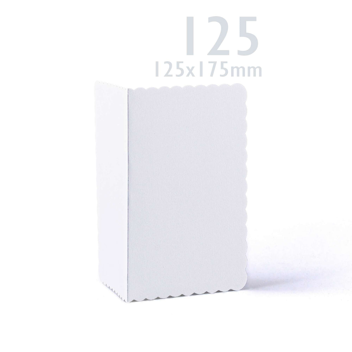 Valkoiset kortit ja kirjekuoret, aaltoileva reuna – pakkaus